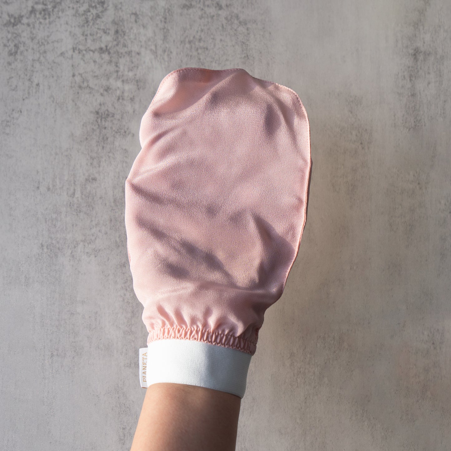 Body scrub glove made of 100% natural silk